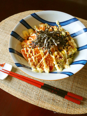 炙りサーモンとアボカドの醤油マヨ丼