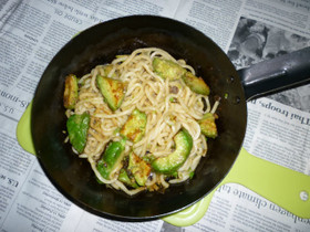 鉄パンでシンプルにアボカドの焼きうどん