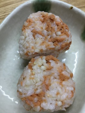 もち麦入りごはんのおにぎり(シャケ)