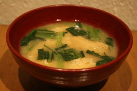 子供も大好き朝食☆小松菜と油揚げの味噌汁