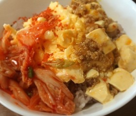 残り物で簡単に☆ピリ辛な三色丼