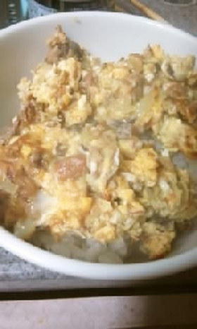 味付けまぐろ缶で「卵まぐろ丼」