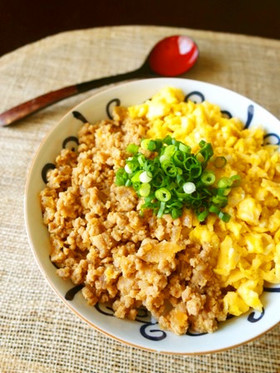 ピリ辛そぼろといり卵の二色丼