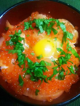 簡単！いくらとサーモンDEユッケ丼♪