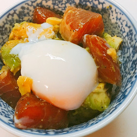 ブラックペッパーでピリ！サーモンの漬け丼