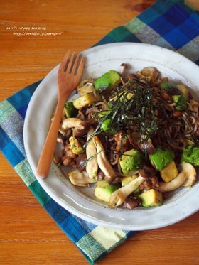 アボカドとしめじの納豆焼き蕎麦