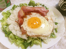 キャベツたっぷりヘルシーベーコンエッグ丼