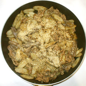 牛肉とごぼうとこんにゃくの白ゴマ味噌煮