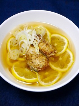 風邪対策！ホットレモンうどん☆サバ天添え