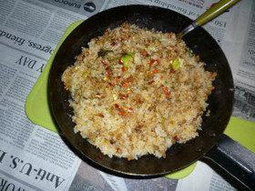 鉄パンでピリ辛そぼろ炒めの炒飯