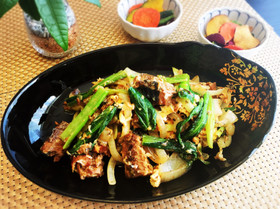 パッとすぐ出来る！サバ缶と小松菜の卵炒め