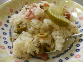 炊飯器で作るオリーブとベーコンのピラフ