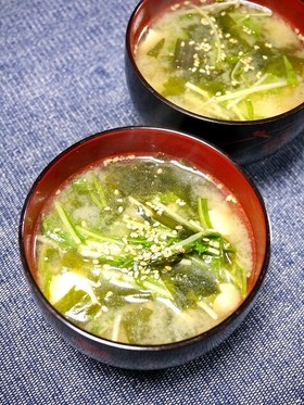 簡単！水菜の味噌汁(ピリ辛ごま風味)