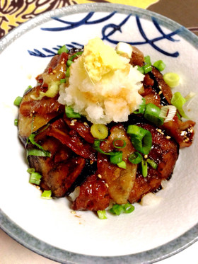 茄子と豚バラの甘辛丼♪おろし生姜を添えて