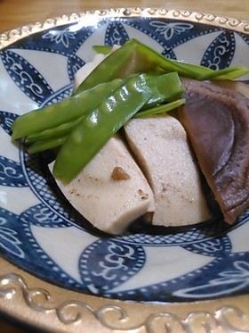 高野豆腐ときぬさやとしいたけの煮物