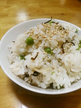 塩昆布とじゃこ入り豆ご飯