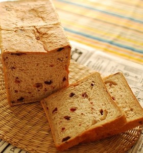 ココナッツオイルしっとりクランベリー角食