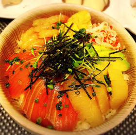 タレが美味しい♡漬けサーモンの彩り海鮮丼